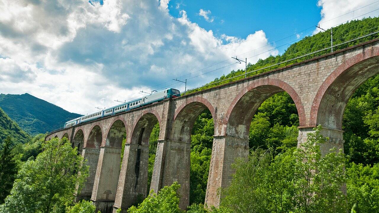Il treno della Cuneo-Ventimiglia sul Ponte Salet a Vernante (Comune del Parco) | G. Bernardi.