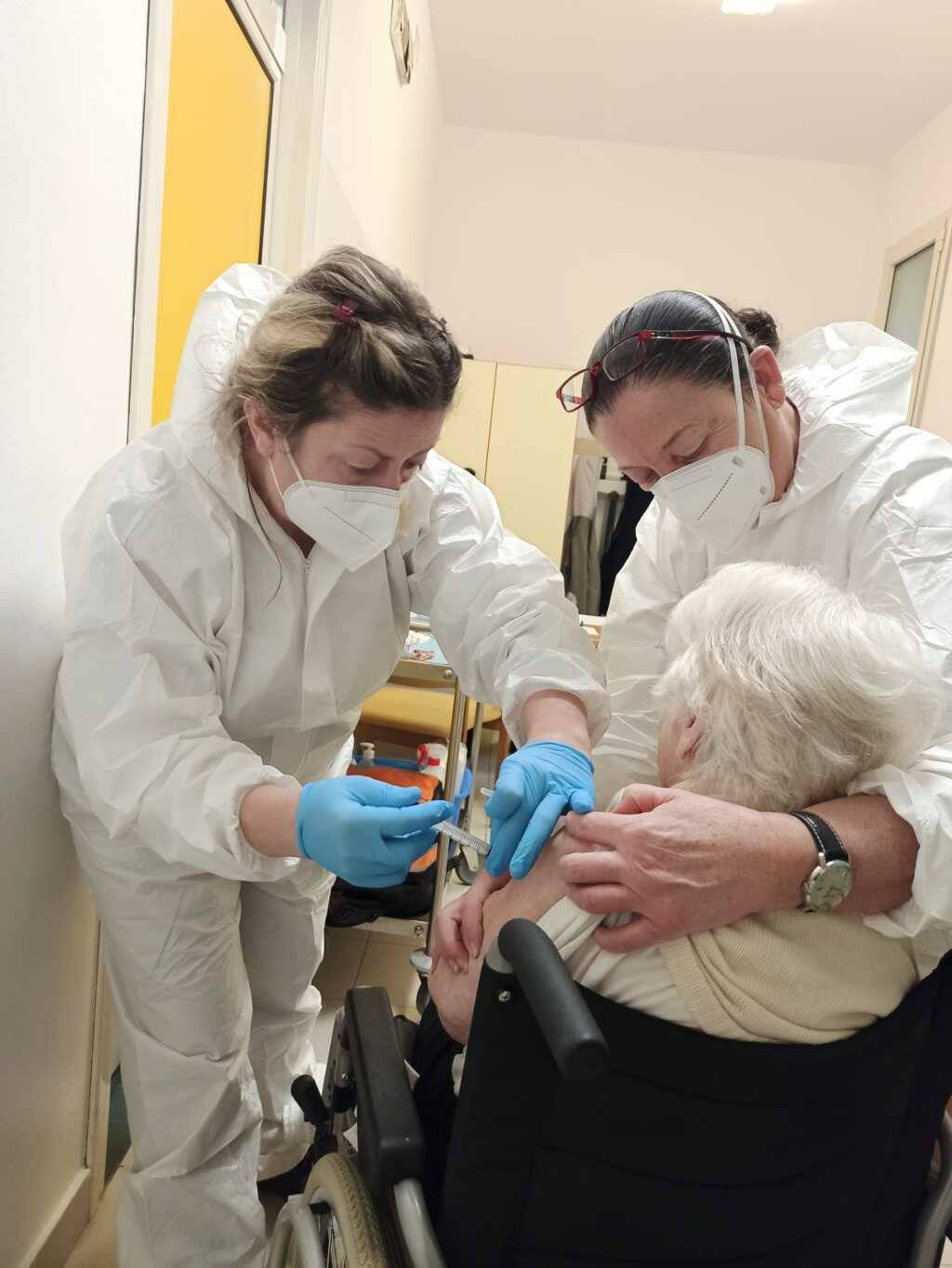 rsa montepulciano bra vaccino nonna maria luigia 98 anni