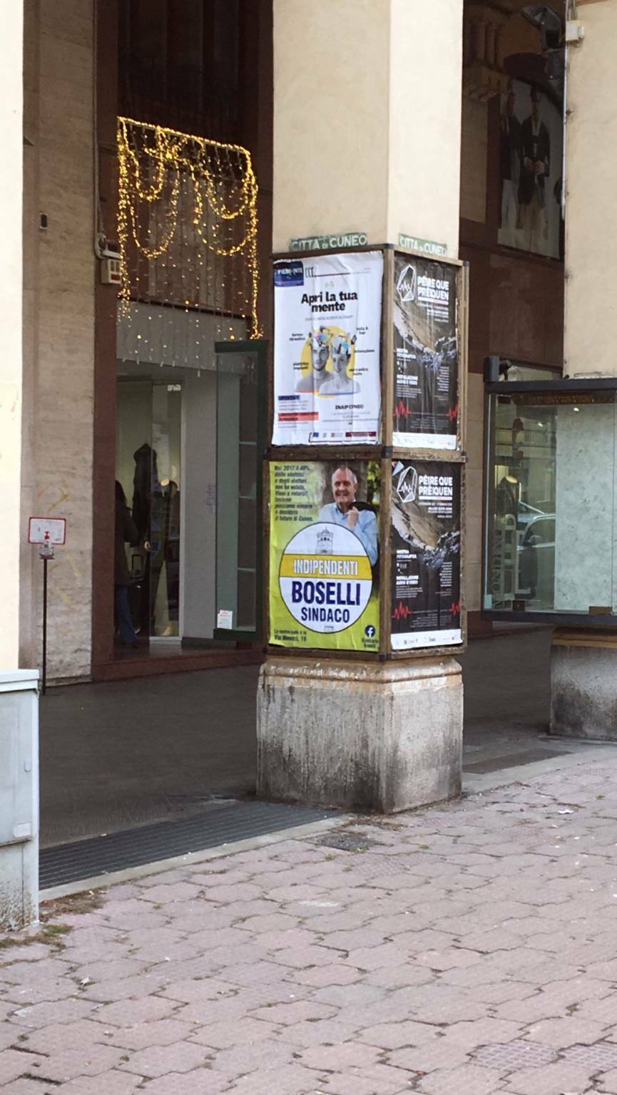 Cuneo "invasa" dai manifesti del candidato sindaco Giancarlo Boselli