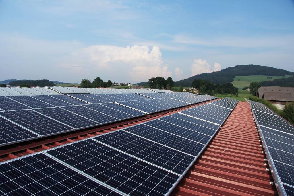 Impianto fotovoltaico installato su un tetto (foto tratta da Pixabay)