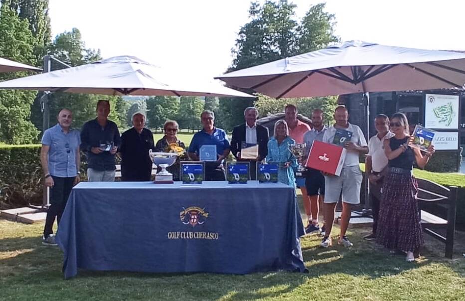 Foto di gruppo per i premiati della tappa cuneese del 31° Aci Golf andata in scena sul green del Golf Club Cherasco