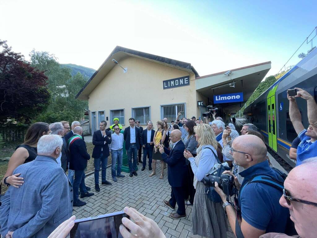 Foto di gruppo venerdì alla stazione di Limone Piemonte – Al centro l’assessore regionale Marco Gabusi